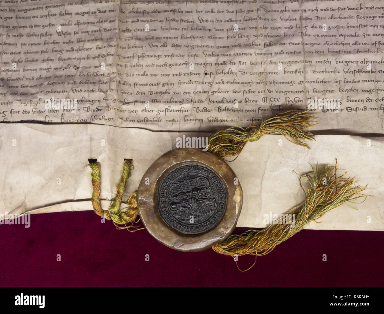 All'interno del museo storico di Danzica Polonia situato nel vecchio municipio, antica e storica di documenti con sigillo di cera Foto Stock