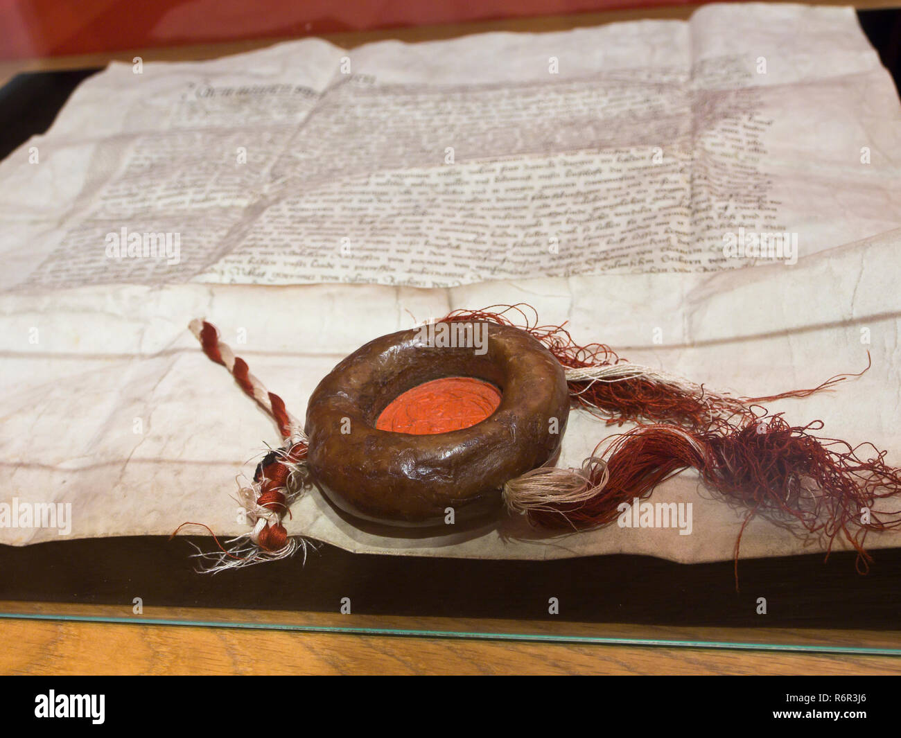 All'interno del museo storico di Danzica Polonia situato nel vecchio municipio, antica e storica di documenti con sigillo di cera Foto Stock
