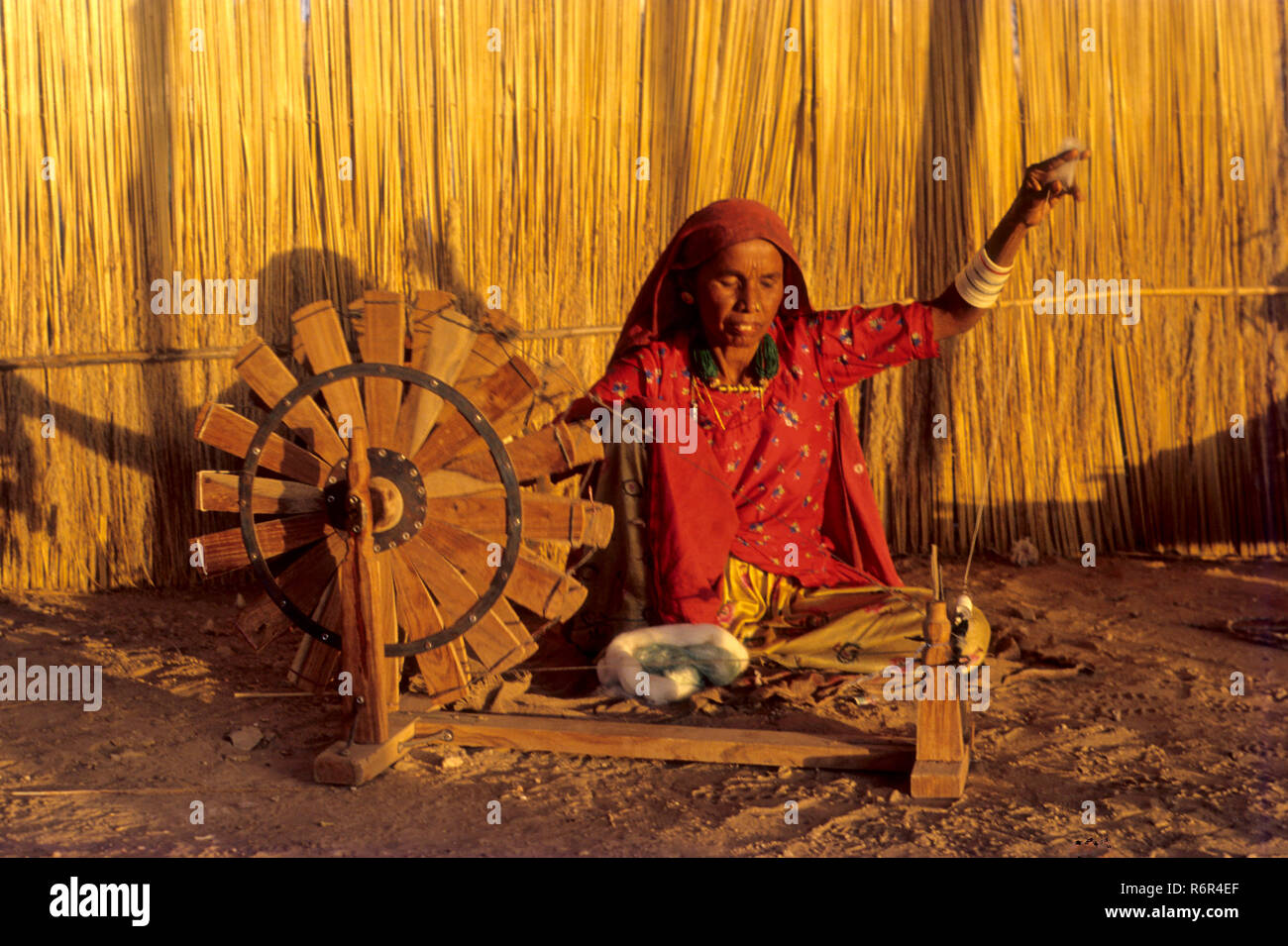 Donna di lavoro ruota di filatura charkha, tessitura artigianale, jaisalmer, Rajasthan, India Foto Stock