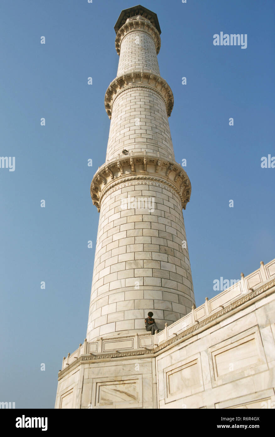 Un minareto del Taj Mahal, Agra, Uttar Pradesh, India Foto Stock