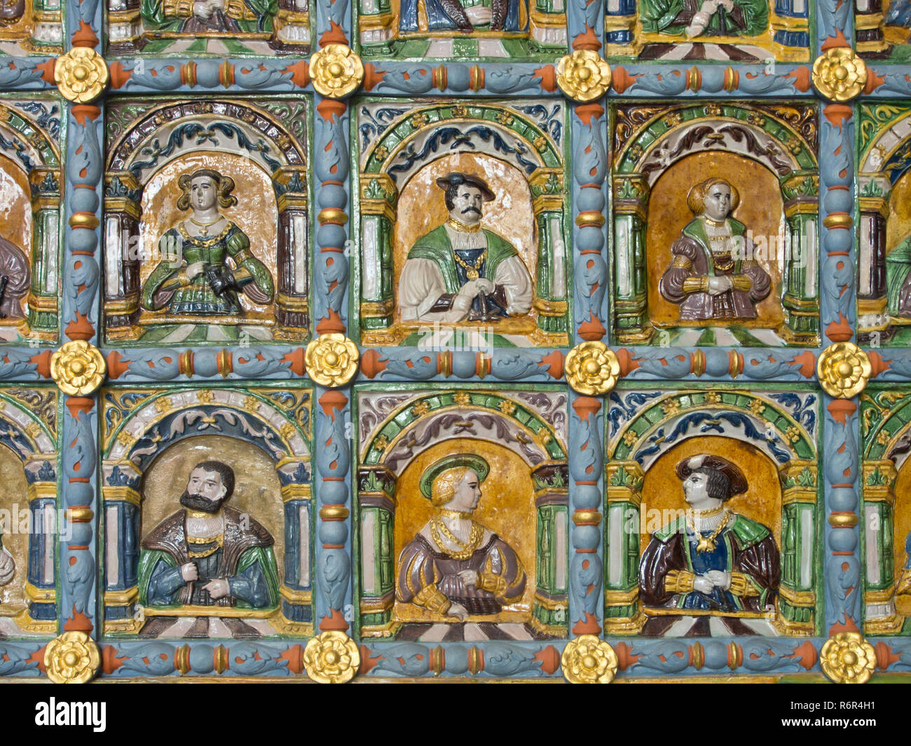 Artus Court museum a Danzica Polonia, deve vedere per i turisti, vista interna del gigante stufa in maiolica con colorate e decorate piastrelle smaltate Foto Stock