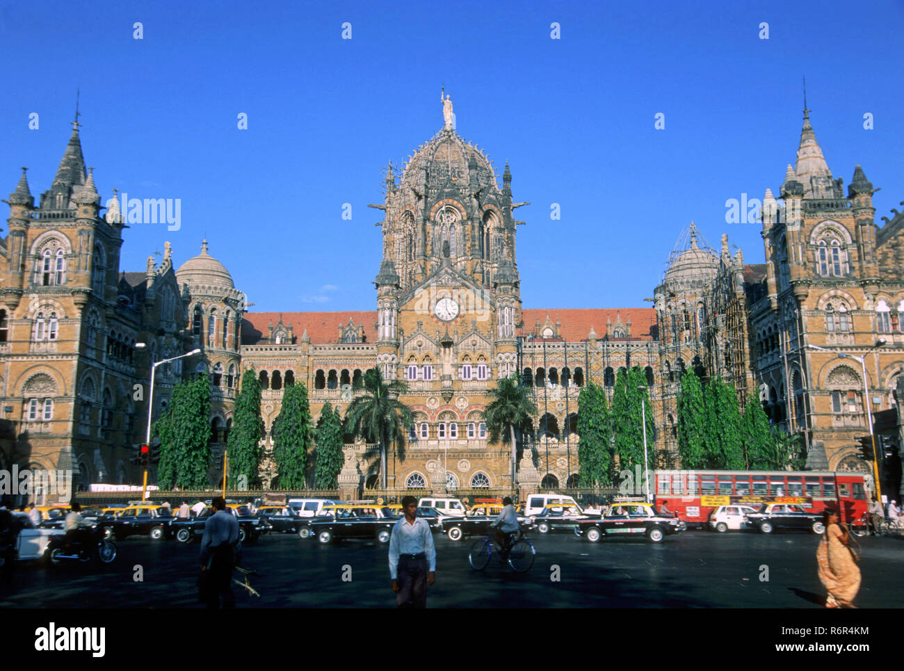 Victoria Terminus VT ora Chhatrapati Shivaji Terminus station La Stazione Ferroviaria CST, Mumbai Bombay, Maharashtra, India Foto Stock