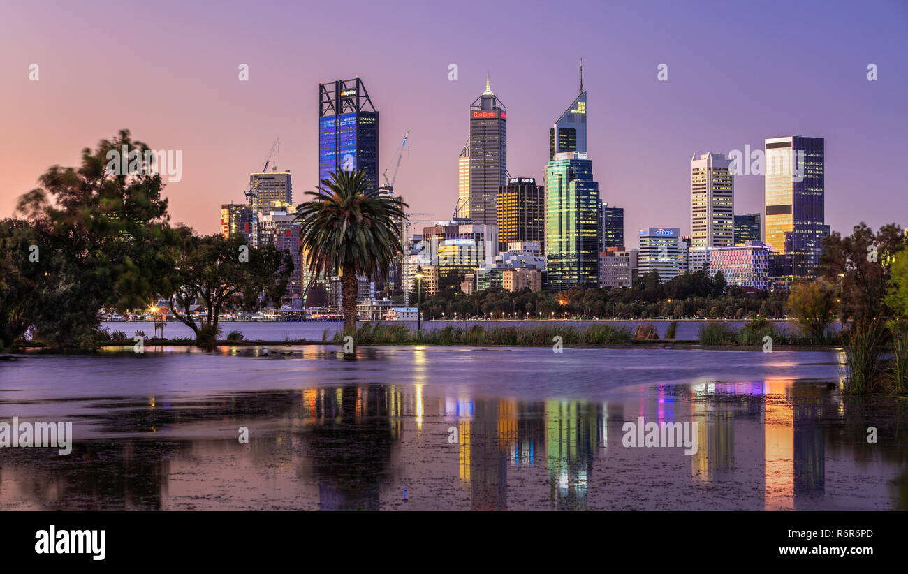 CBD di Perth durante il tramonto visto da Sir James Mitchell Park, South Perth, Western Australia. Foto Stock