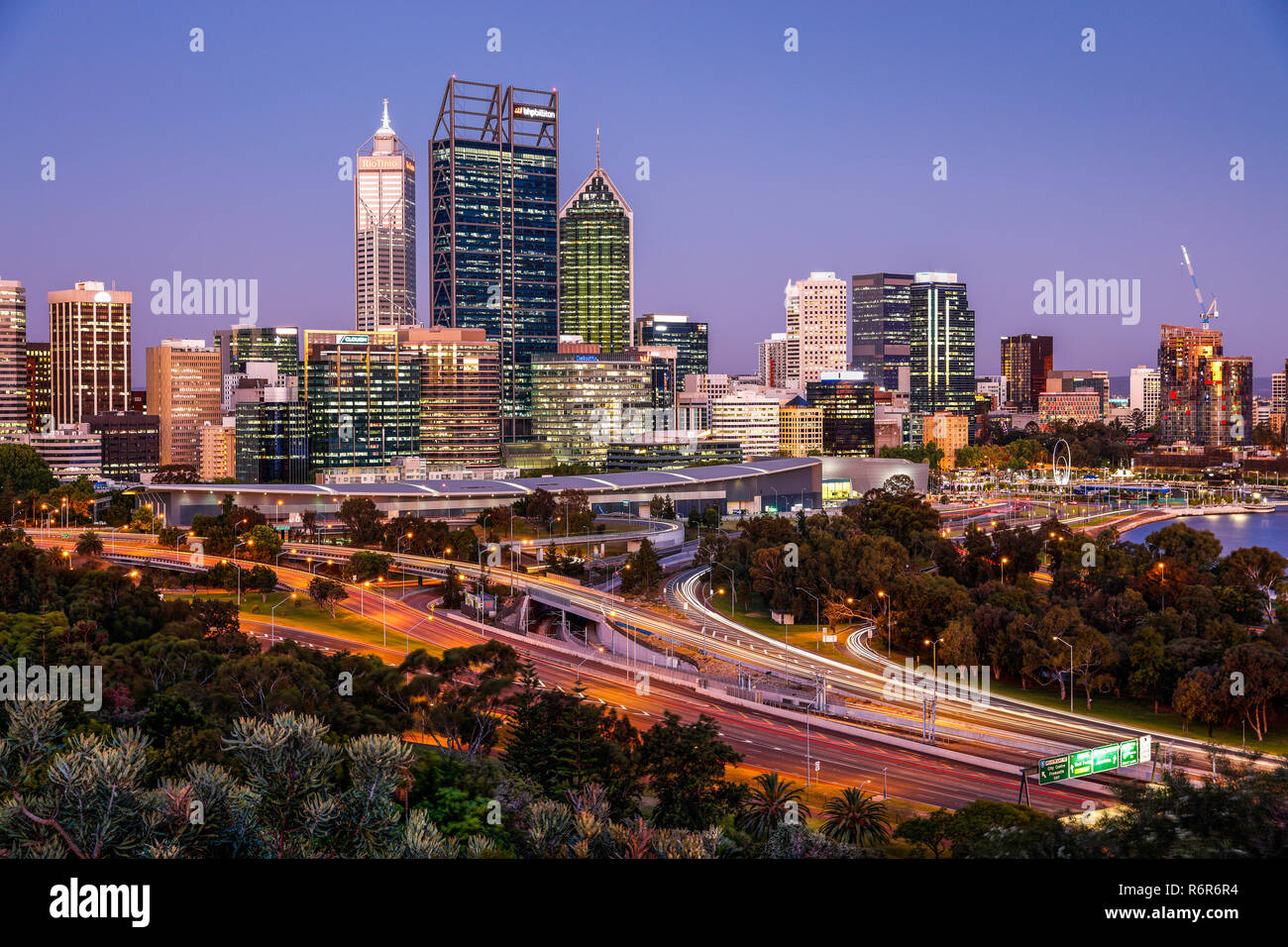 CBD di Perth come si vede dal Fraser Avenue, Kings Park e Giardini Botanici. Foto Stock