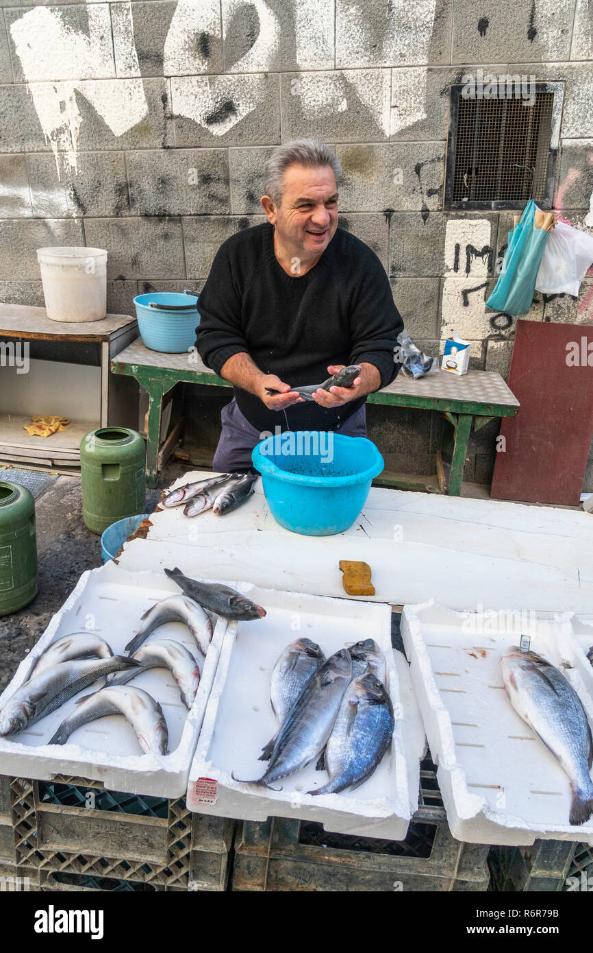 Venditore ambulante di vendita del pesce in Vico Tratoio nei Quartieri  Spagnoli, Quartiere Spagnoli, ancora uno di Napoli le aree più povere,  Napoli, Italia Foto stock - Alamy