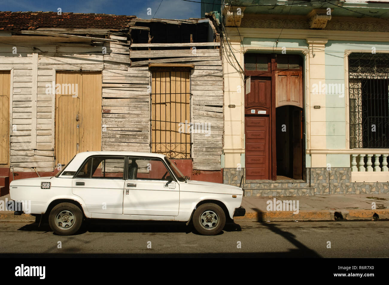 Classico bianco vettura russa parcheggiata su una strada a Trinidad, Cuba. Foto Stock