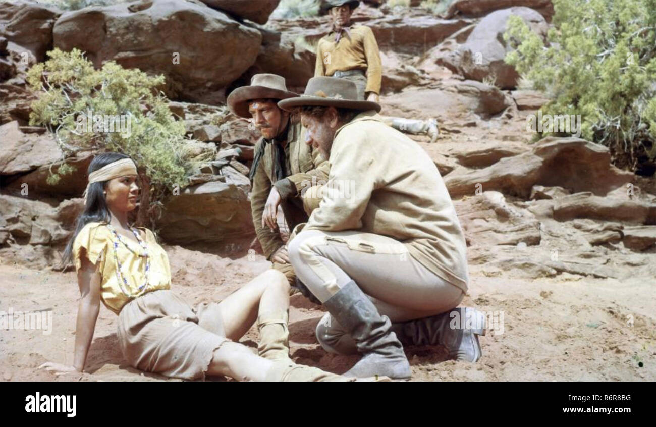 RIO CONCHOS 1964 XX Century Fox Film con da sinistra: Wende Wagner come la ragazza di Apache, Richard Boone, Anthony Franciosa e Stuart Whitman in piedi dietro Foto Stock
