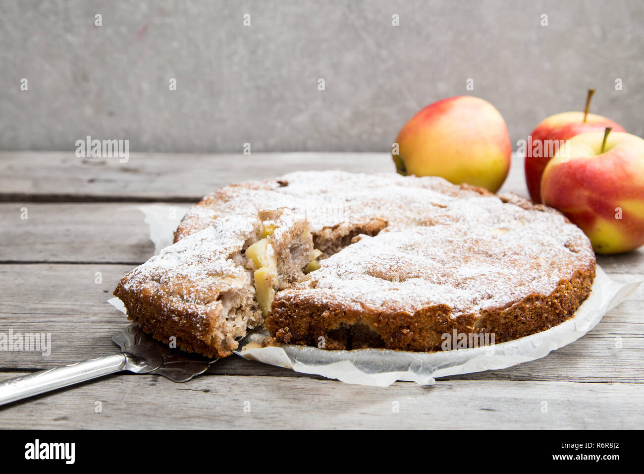 La torta di mele con tutta la farina di grano su un sfondo di legno. concetto di mangiare sano Foto Stock