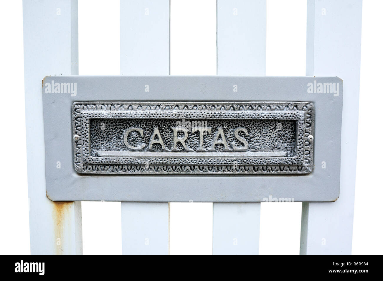 Cassetta postale di recinzione di gate di metallo bianco texture isolato di architettura Foto Stock
