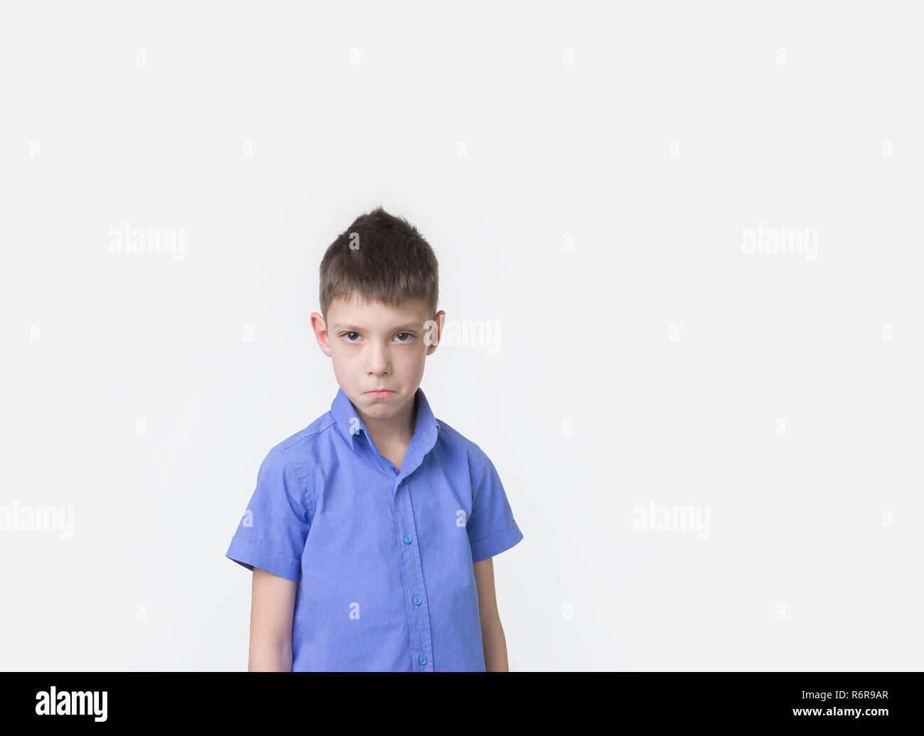 Bel bambino di otto anni in posa di studio su sfondo bianco. Foto Stock