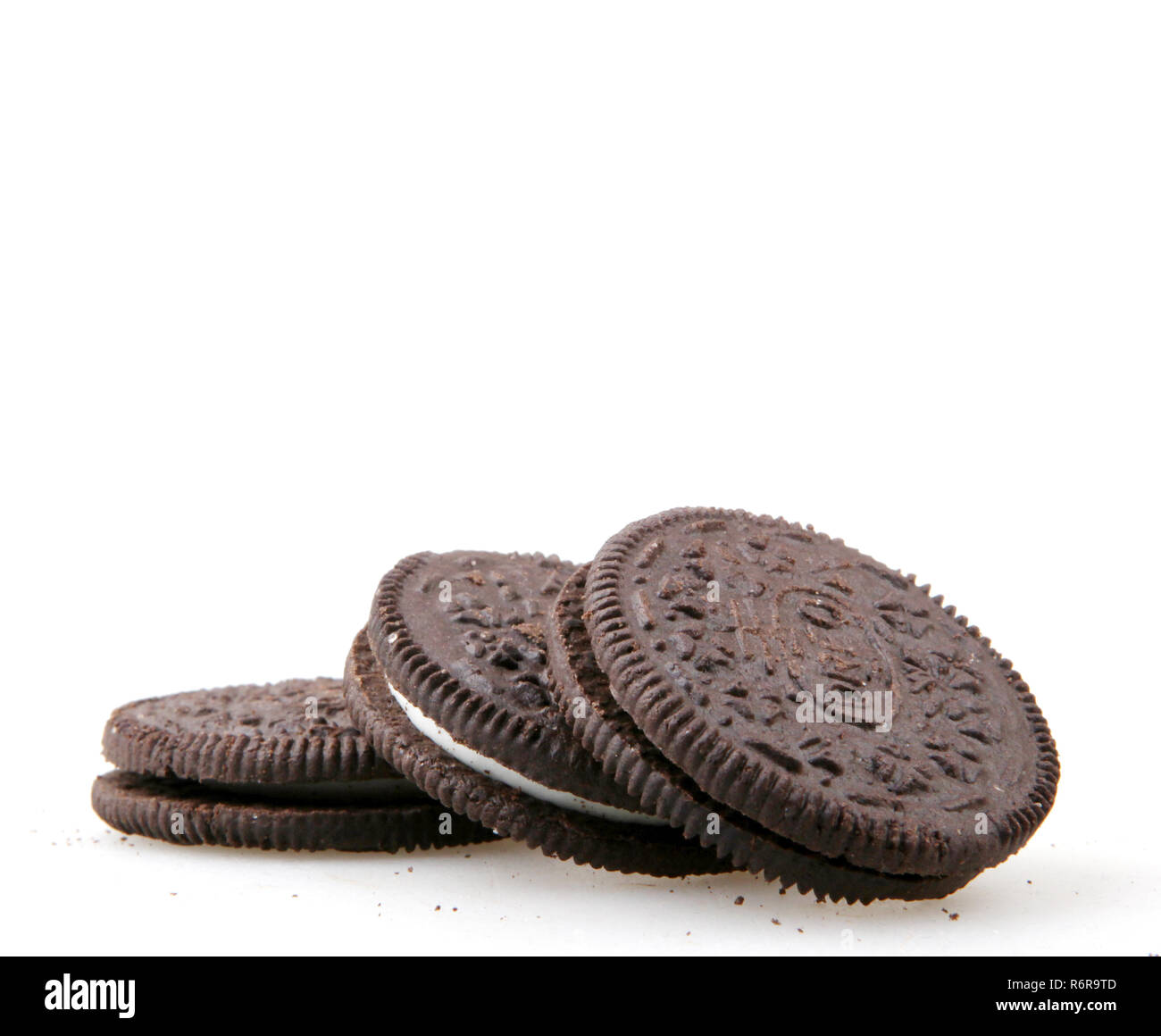 Pomorie, Bulgaria - 02 Aprile 2018: Oreo isolati su sfondo bianco. Oreo è un cookie a sandwich costituito da due dischi di cioccolato con un dolce ripieno di panna in tra. Foto Stock