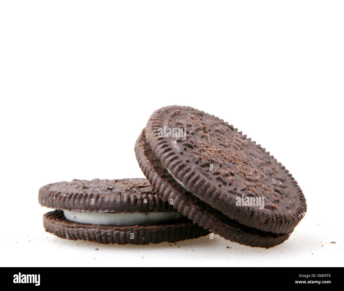 Pomorie, Bulgaria - 02 Aprile 2018: Oreo isolati su sfondo bianco. Oreo è un cookie a sandwich costituito da due dischi di cioccolato con un dolce ripieno di panna in tra. Foto Stock