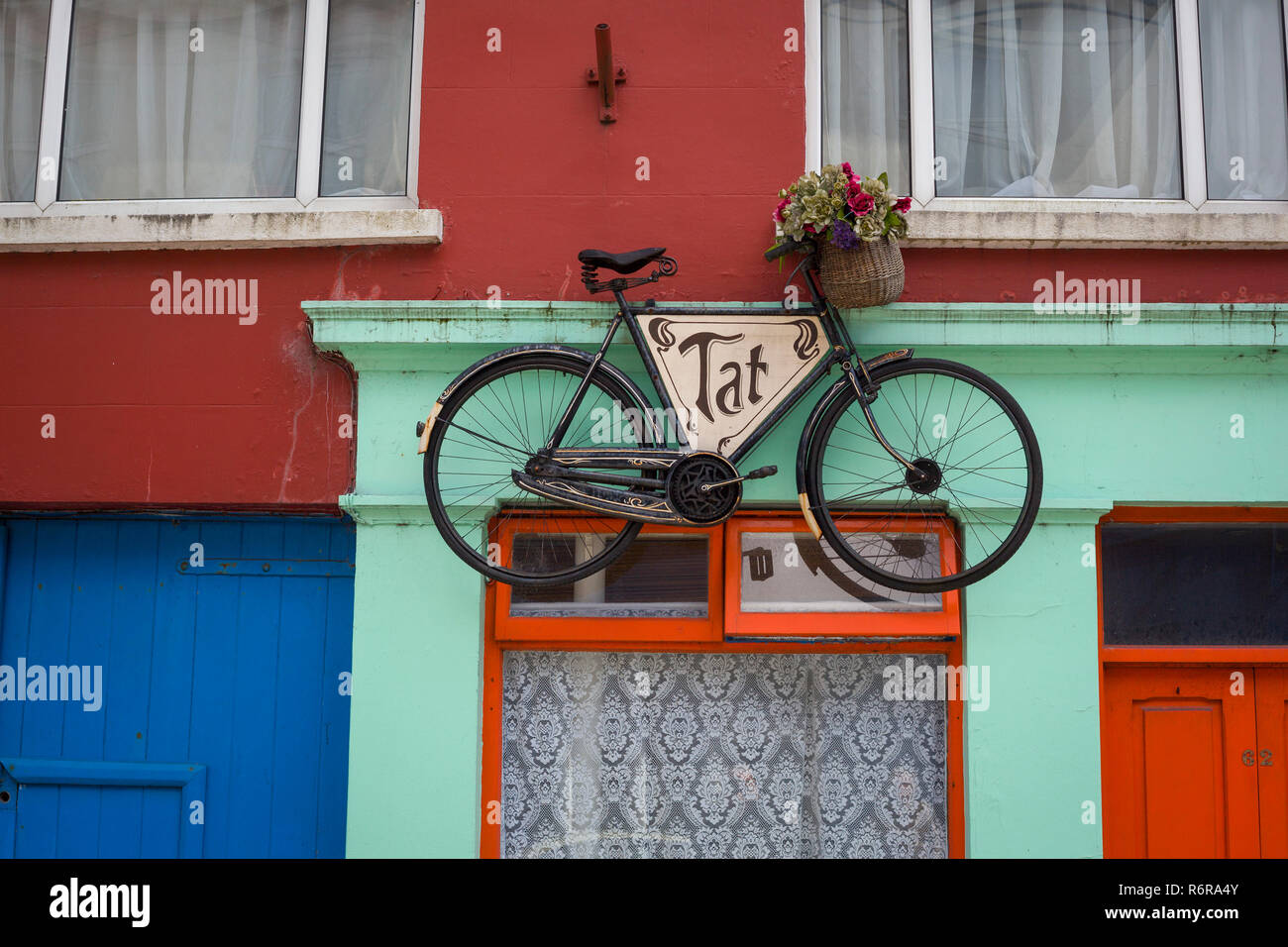 Un colorato shopfront a Skibbereen, West Cork, Irlanda, Repubblica di Irlanda Foto Stock