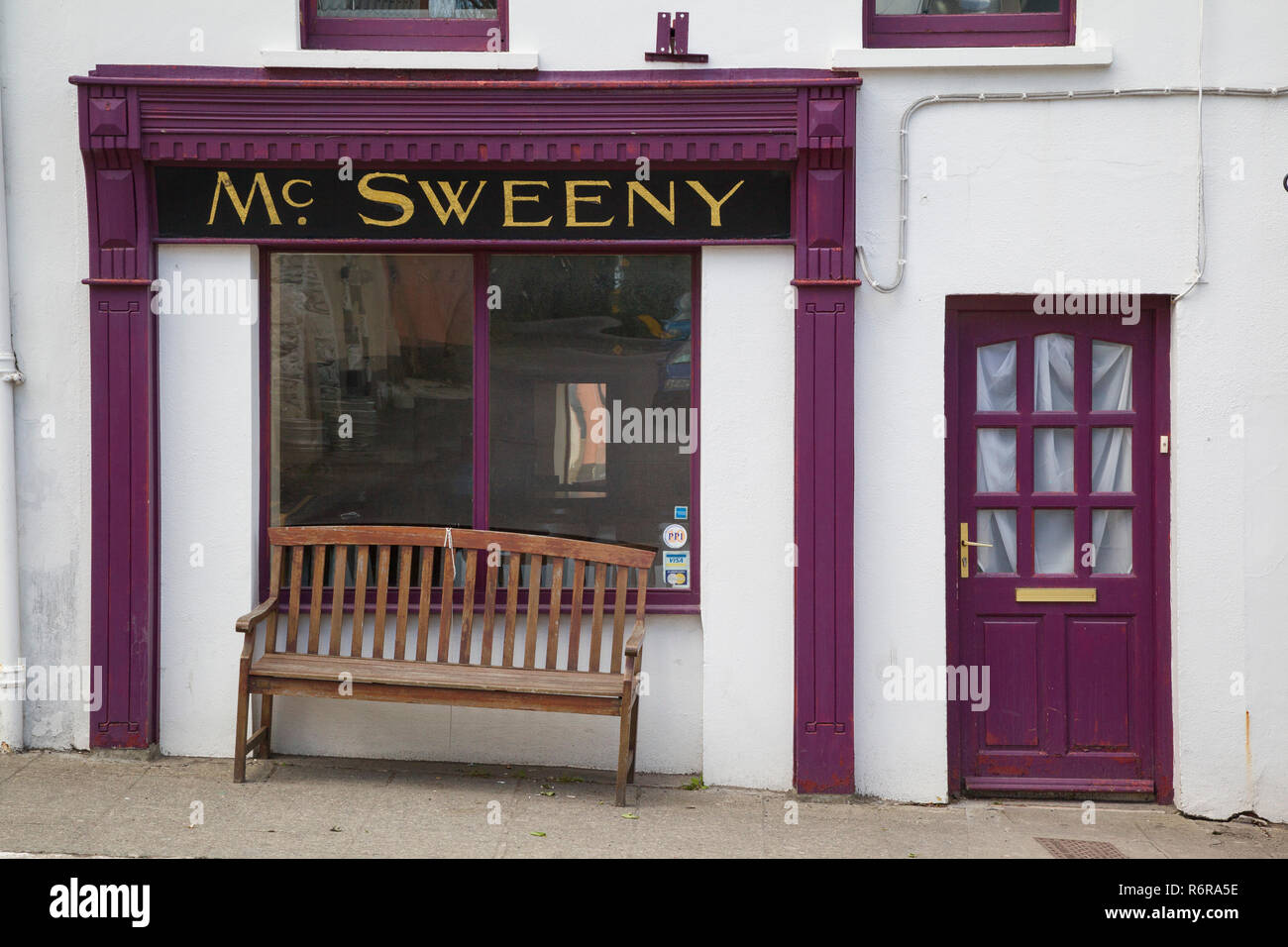 Un colorato shopfront a Skibbereen, West Cork, Irlanda, Repubblica di Irlanda Foto Stock