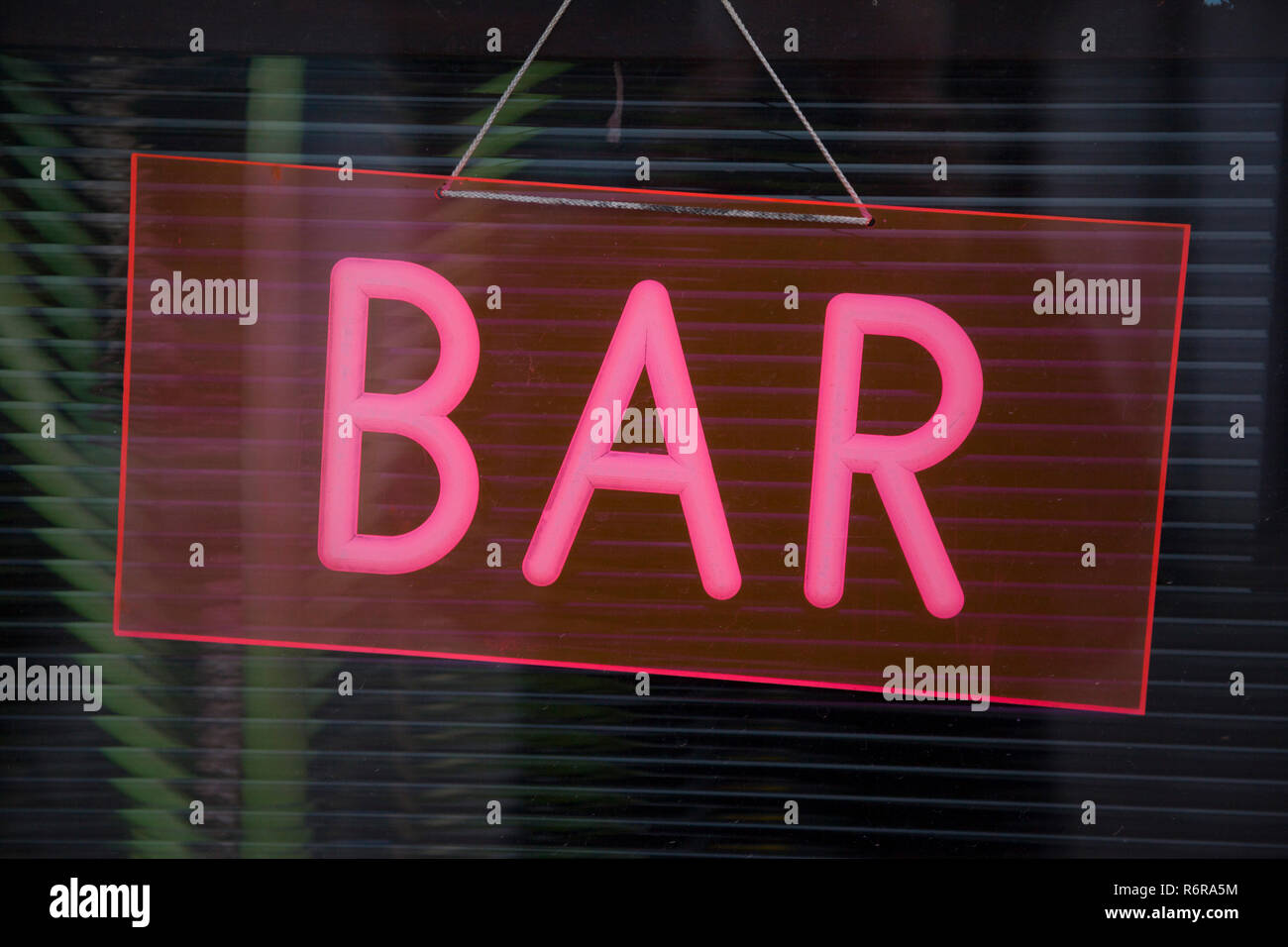 Un colorato neon di firmare per un bar a Skibbereen, West Cork, Irlanda, Repubblica di Irlanda Foto Stock