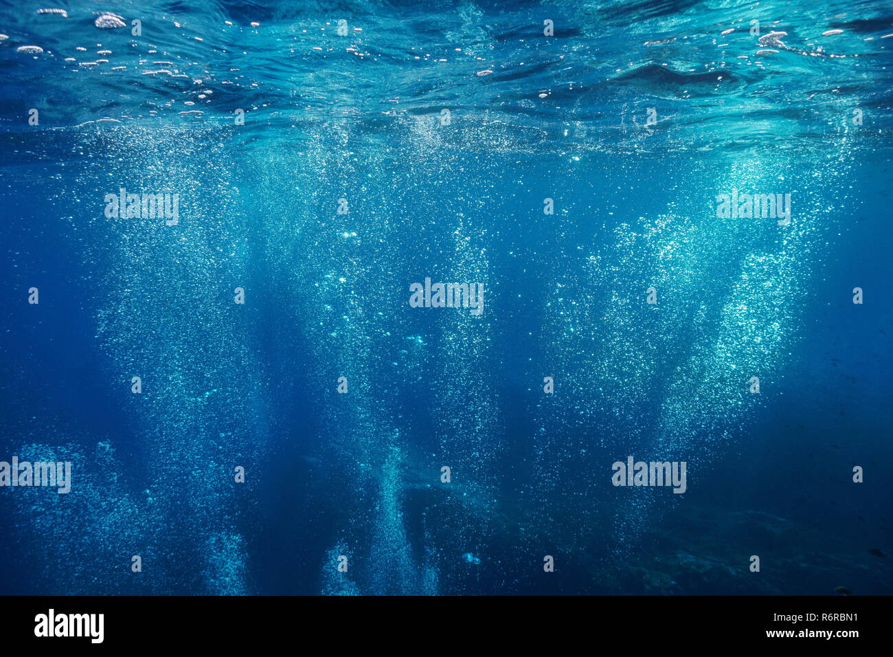 Le bolle di aria underwater in aumento di superficie di acqua, scenario naturale, mare Mediterraneo, Francia Foto Stock