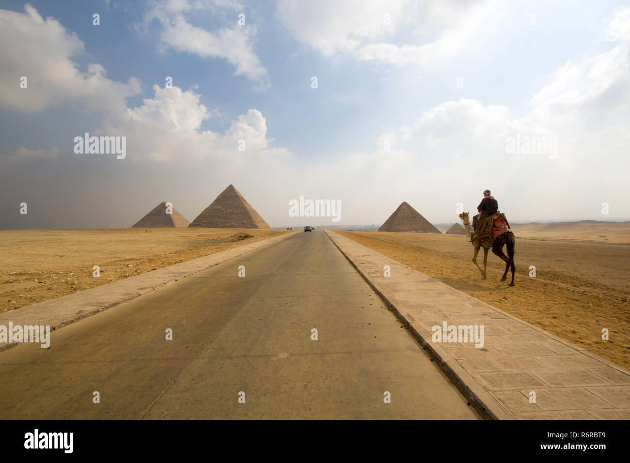 Il Cairo, Egitto - 12 Novembre 2018: Foto per piramide di Khufu nelle piramidi di Giza a Il Cairo città capitale dell'Egitto. e piramide di Khafra e un uomo r Foto Stock