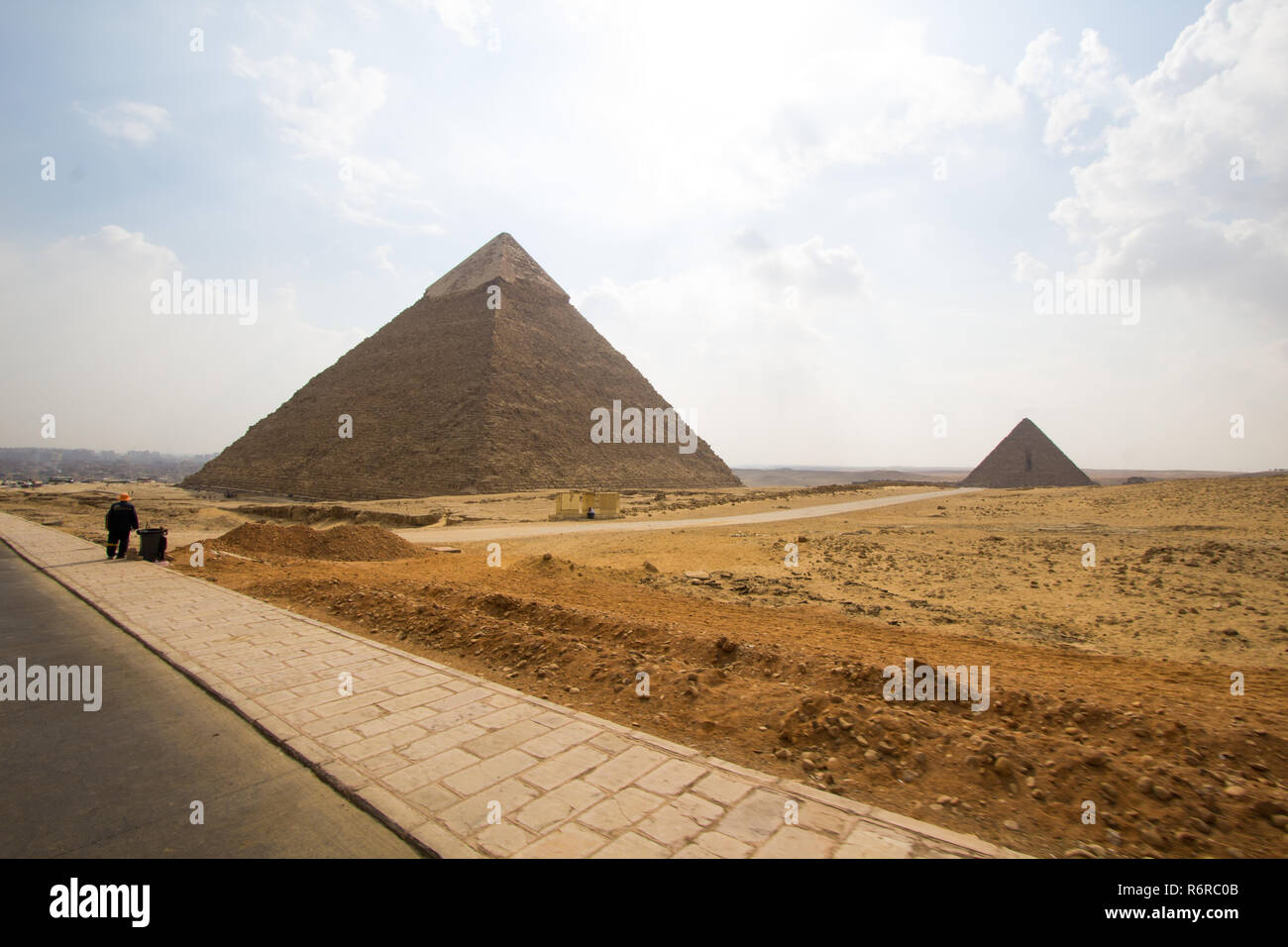 Il Cairo, Egitto - 12 Novembre 2018: Foto per piramide di Khufu nelle piramidi di Giza a Il Cairo città capitale dell'Egitto. e piramide di Khafra Foto Stock