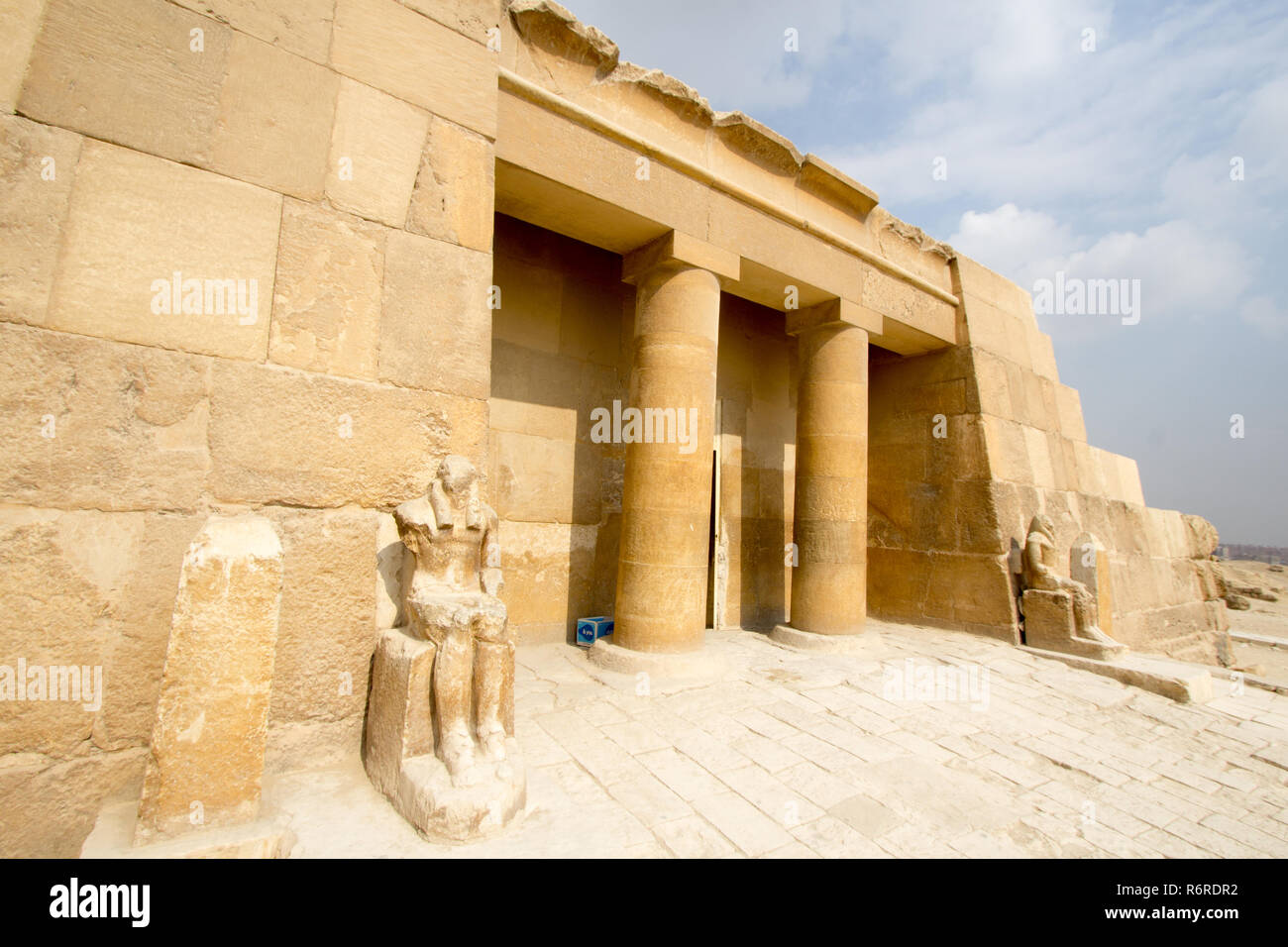 Il Cairo, Egitto - 12 Novembre 2018: foto per il Cimitero di faraonico nelle piramidi di Giza a Il Cairo città capitale dell'Egitto.e che mostra due poli e due Ph Foto Stock