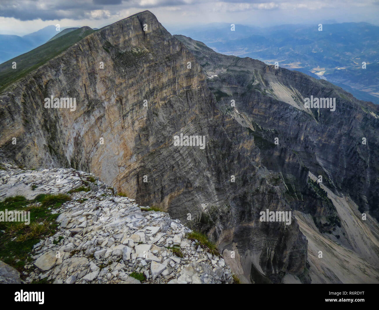 Vista dalla cima del Nemërçka (Nemercka) Montagne in Albania Foto Stock