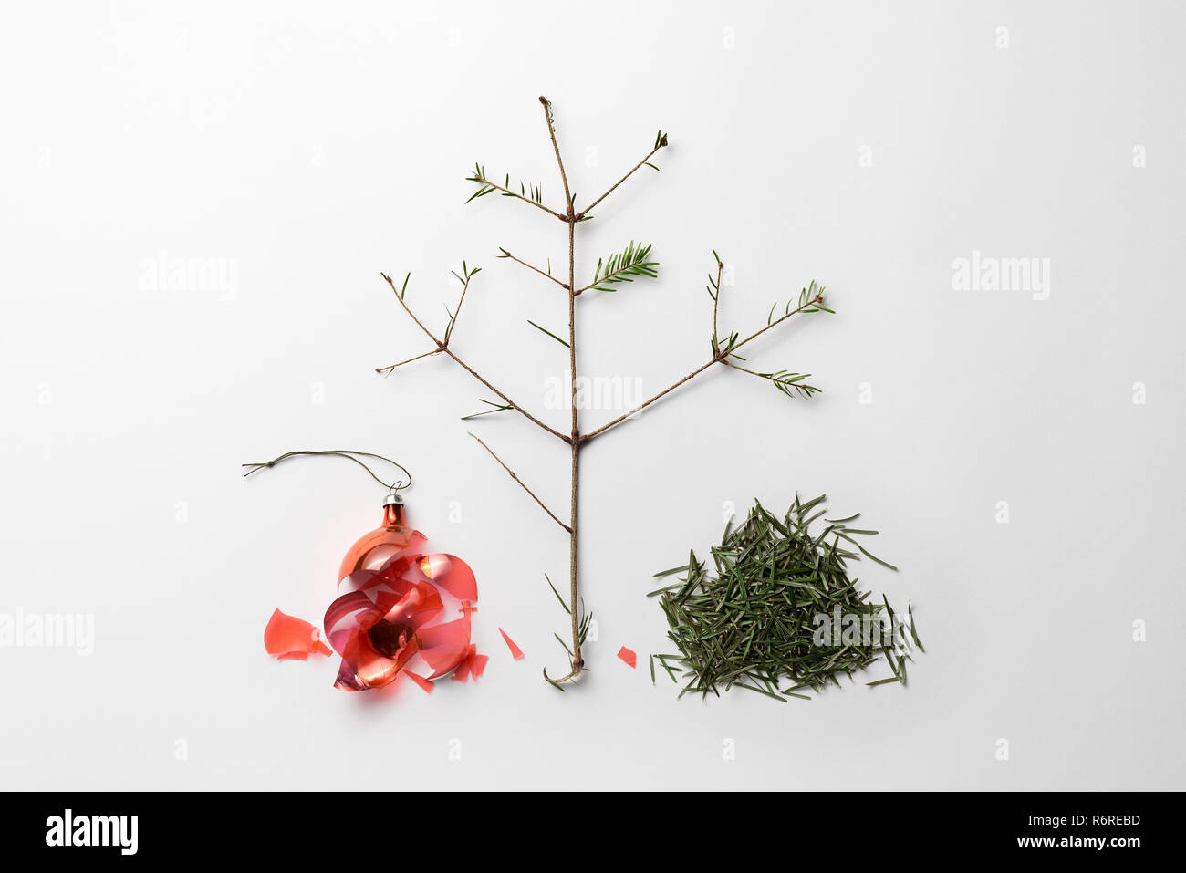 Christmas Break è finita. Rotture di palla di Natale e sono caduti gli aghi di abete rosso su sfondo bianco. Piatto, laici vista superiore Foto Stock