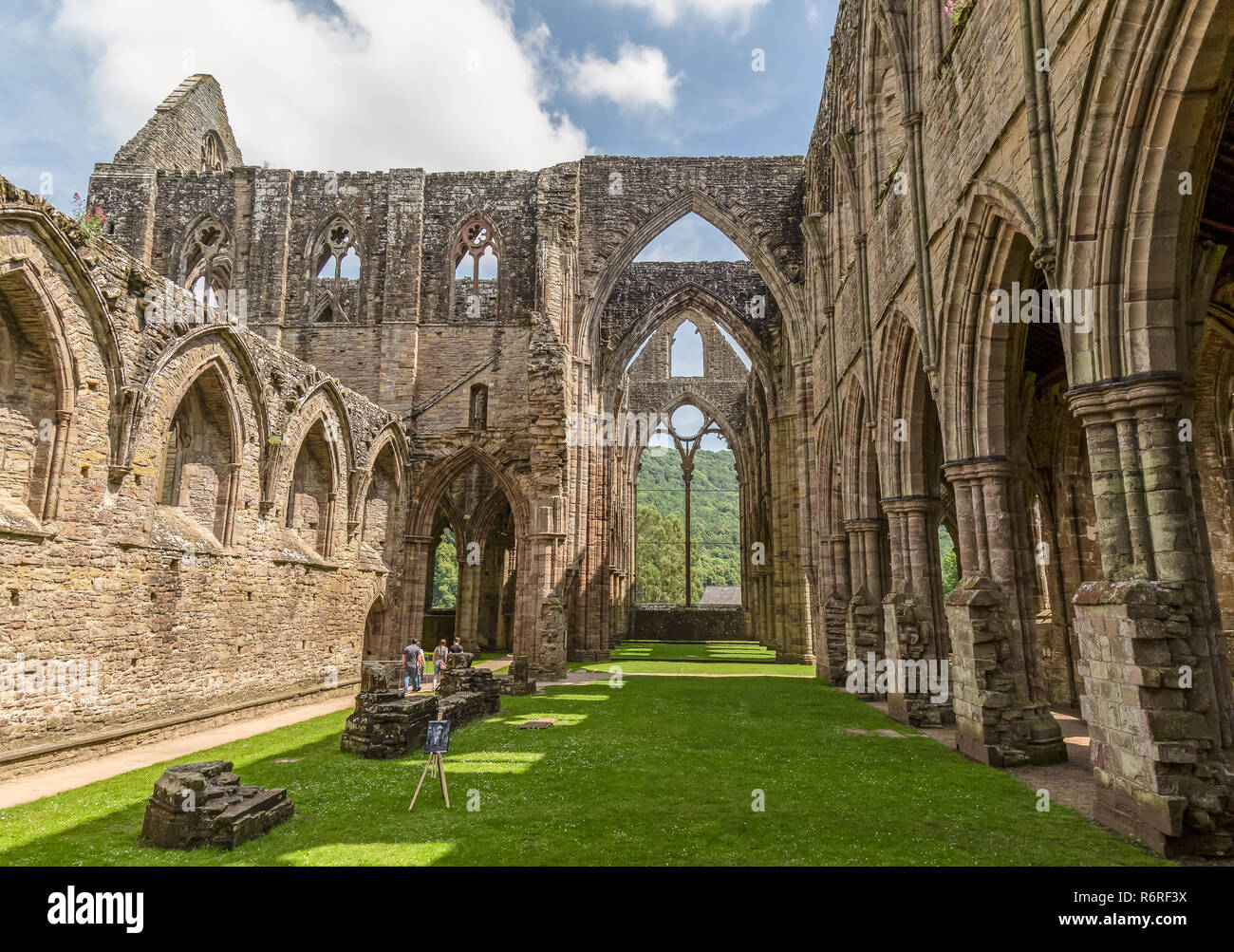Tintern Abbey, Galles, sulle rive del fiume Wye. Fondata da Walter de Clare, signore di Chepstow, il 9 maggio 1131. La seconda abbazia cistercense in Gran Bretagna. Foto Stock