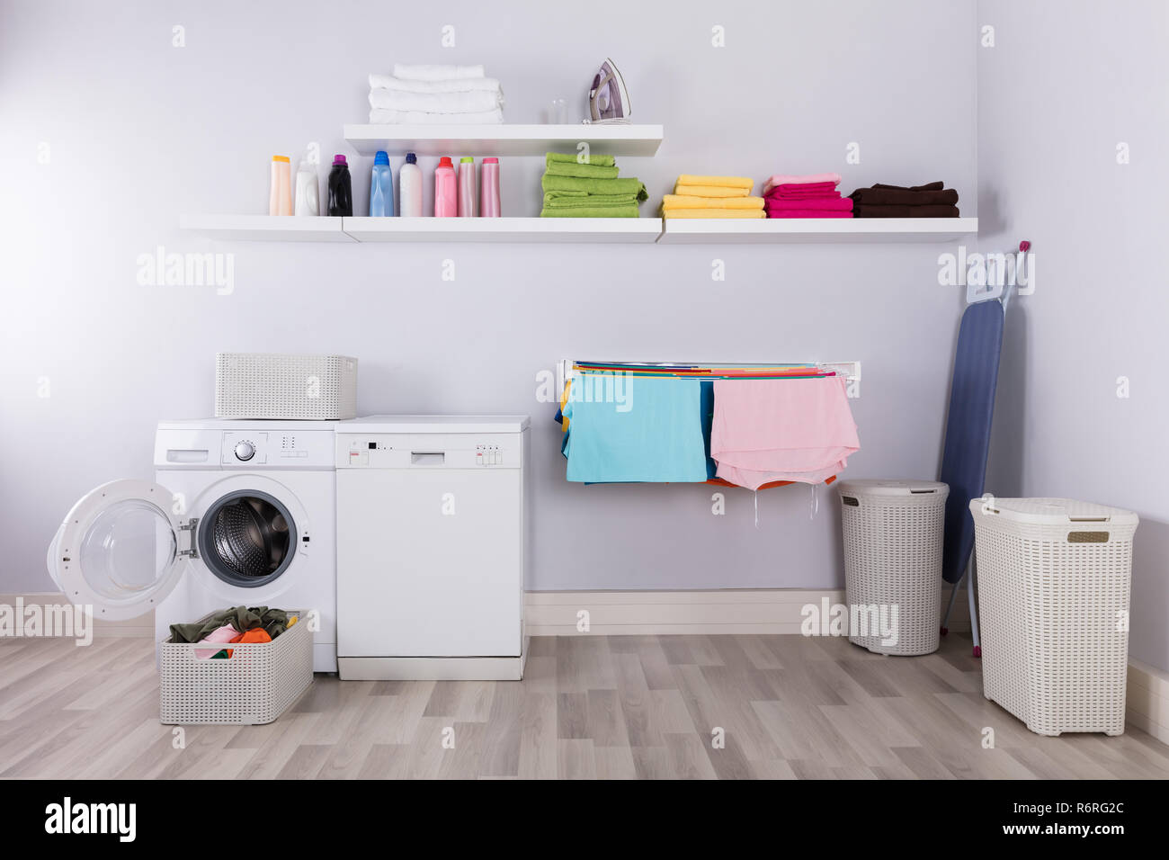 Cesto pieno di panni sporchi in lavanderia Foto stock - Alamy