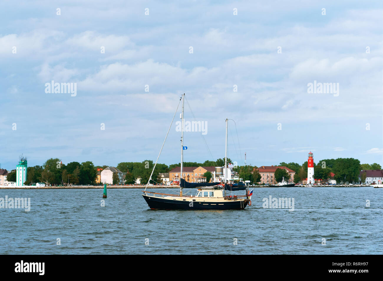 8 settembre 2018, Mar Baltico, Baltiysk, la regione di Kaliningrad, Russia, yacht sull'acqua, yacht con vele abbassata Foto Stock