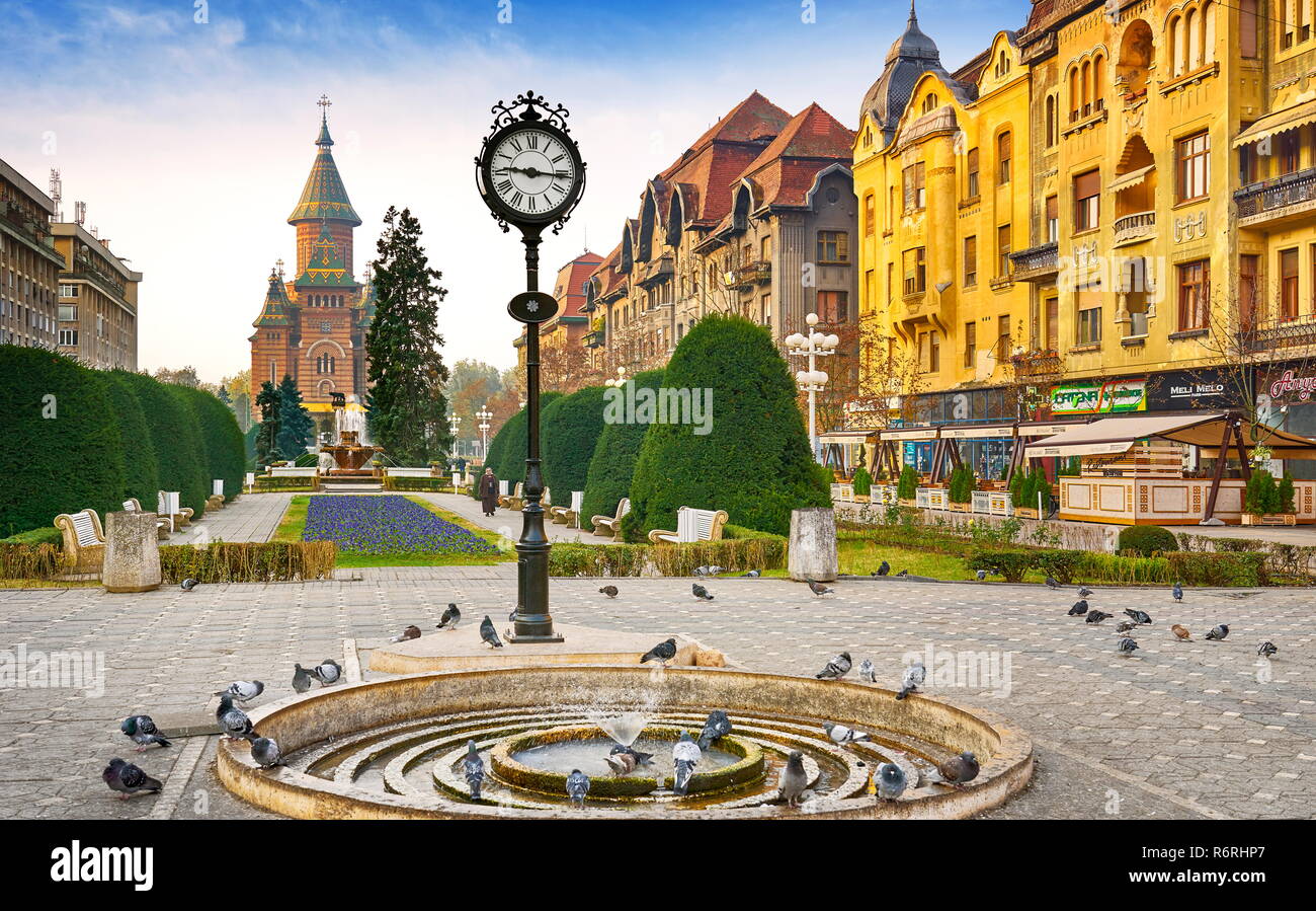 Orologio della città e la Cattedrale ortodossa, La Piazza della Vittoria, Timisoara, Romania Foto Stock