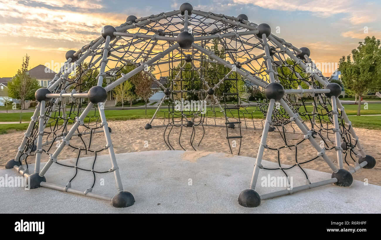 Parco giochi con cupola geometrica di arrampicata corda telaio Foto Stock