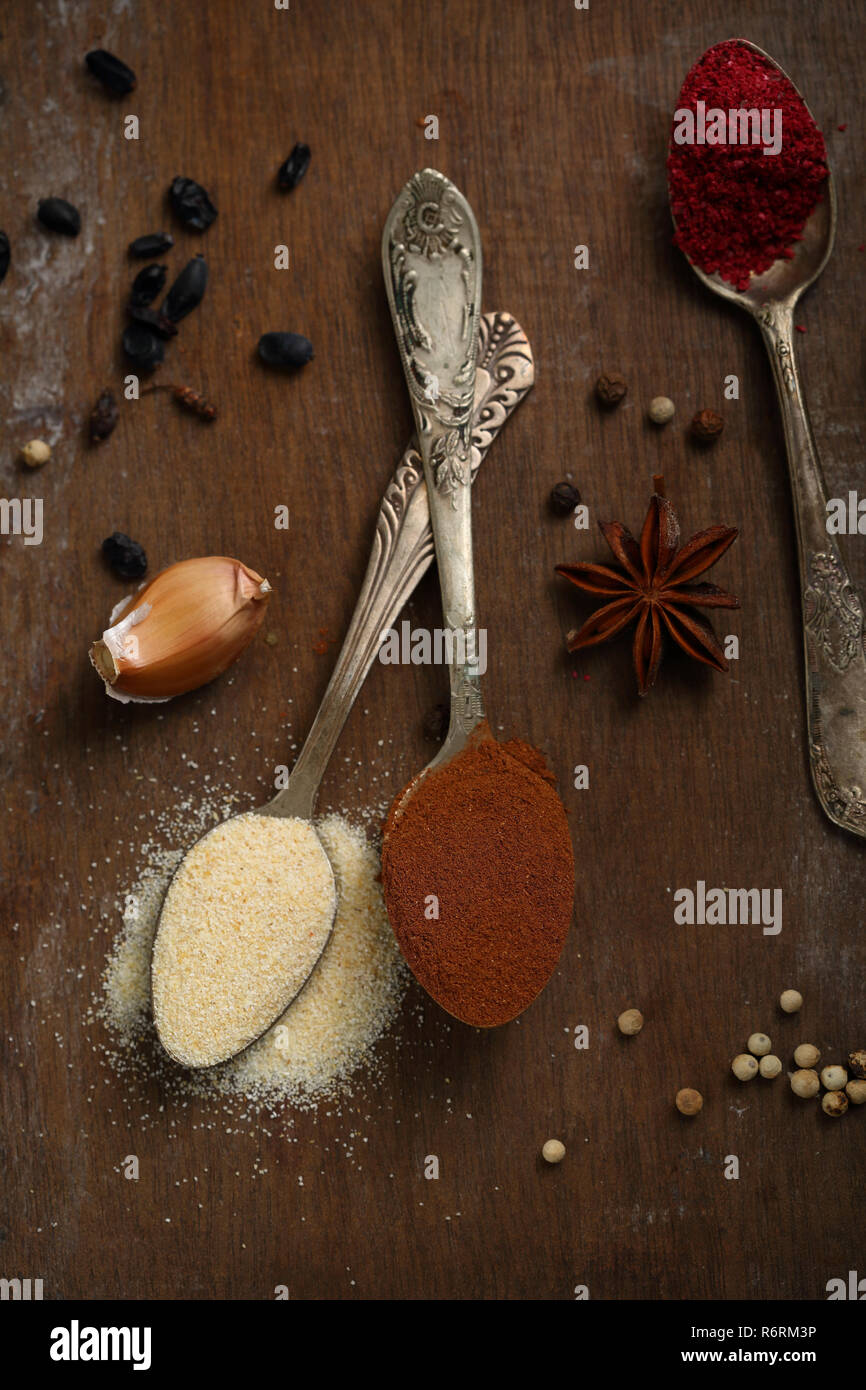 Le spezie in polvere su vintage cucchiai Foto Stock