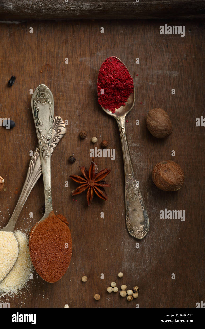 Le spezie in polvere su vintage cucchiai vista superiore Foto Stock