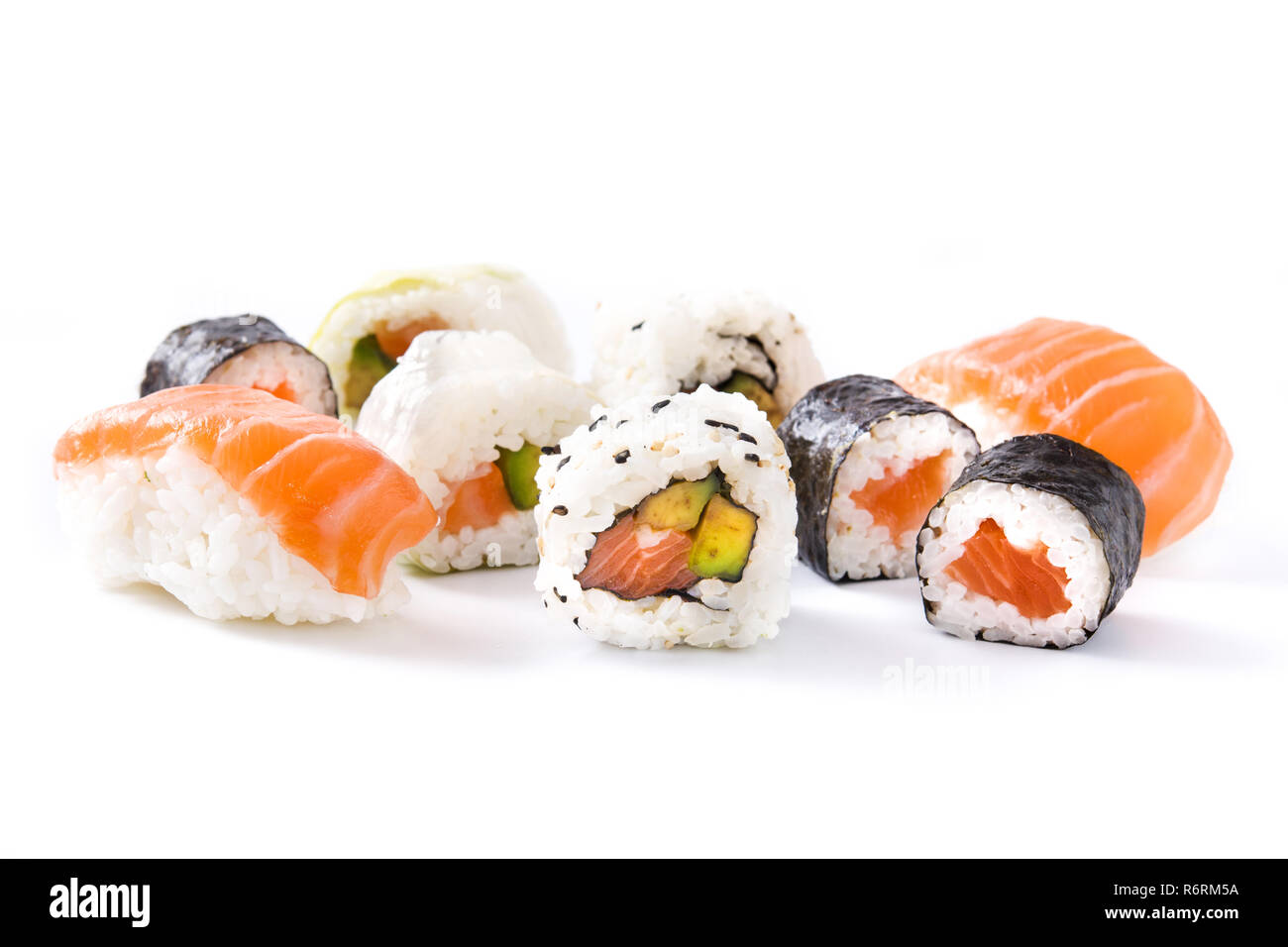 Assortimento di sushi su tray nero isolato su sfondo bianco Foto Stock