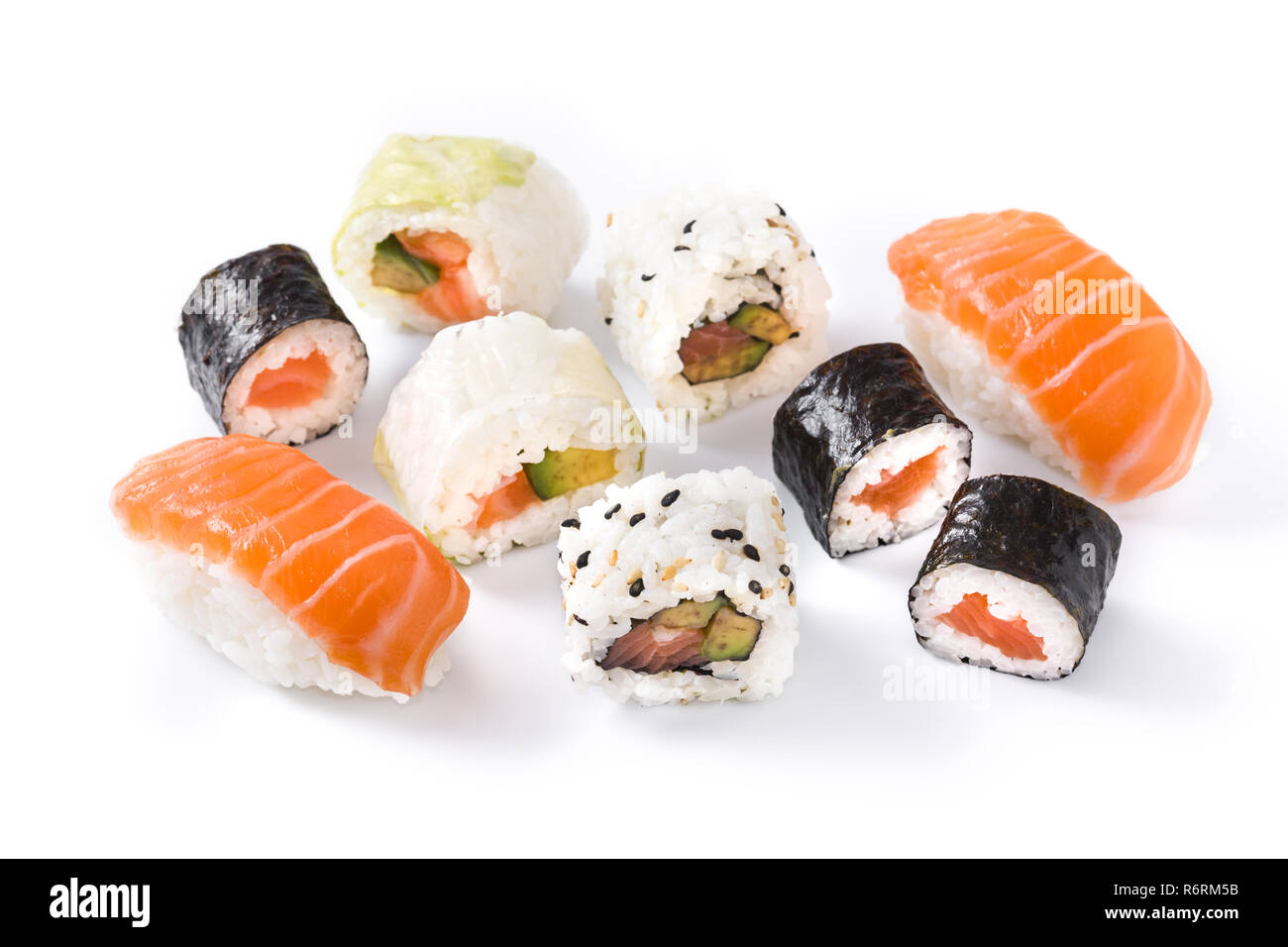 Assortimento di sushi su tray nero isolato su sfondo bianco Foto Stock