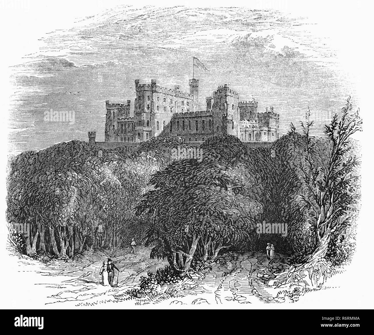 Belvoir Castle nella contea inglese del Leicestershire, che si affaccia sulla valle di Belvoir. Durante la guerra civile inglese fu un notevole roccaforte del re sostenitori e King Charles ho trascorso una notte qui a modo suo in Lincolnshire. Nel 1649 il castello fu distrutto dai parlamentari. Un edificio di nuova costruzione è iniziata nel 1654 e completata da 1668 è stato progettato come una grande casa di famiglia dell'architetto John Webb. Tra il 1799 e il 1816 il castello fu ricostruito nel romantico Revival gotico di stile per disegni di James Wyatt , ma il 26 ottobre 1816 è stato quasi distrutto da un incendio, solo per essere ricostruito. Foto Stock