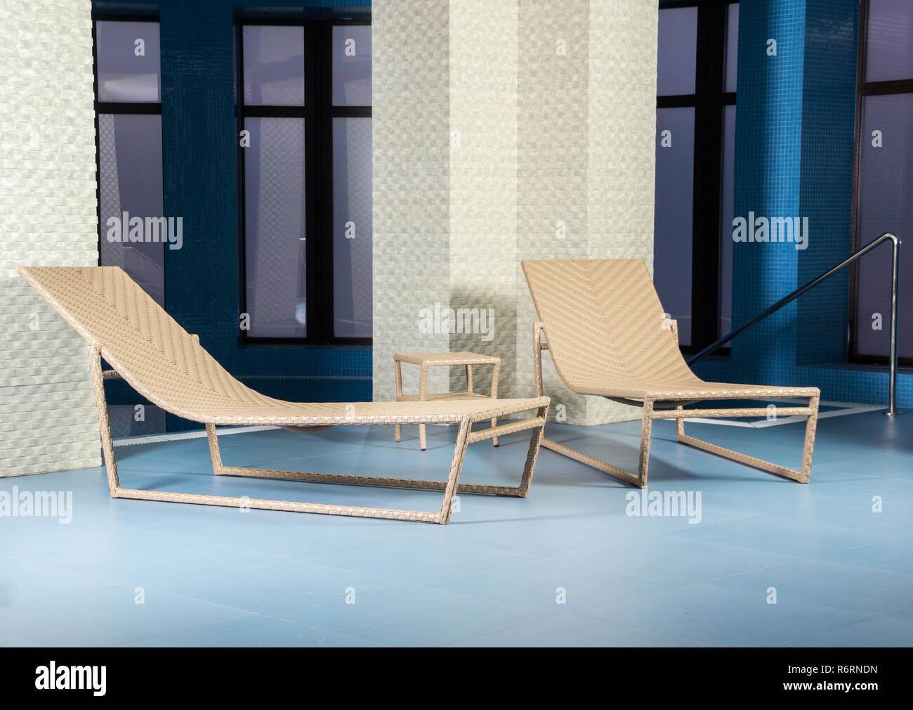 Chaise longue in piscina Foto Stock