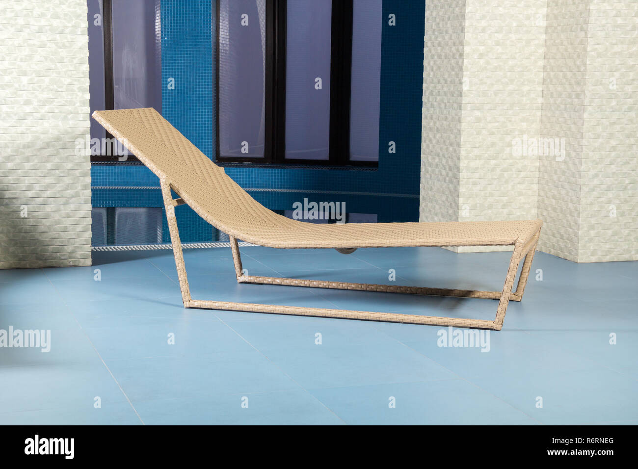 Chaise longue in piscina Foto Stock