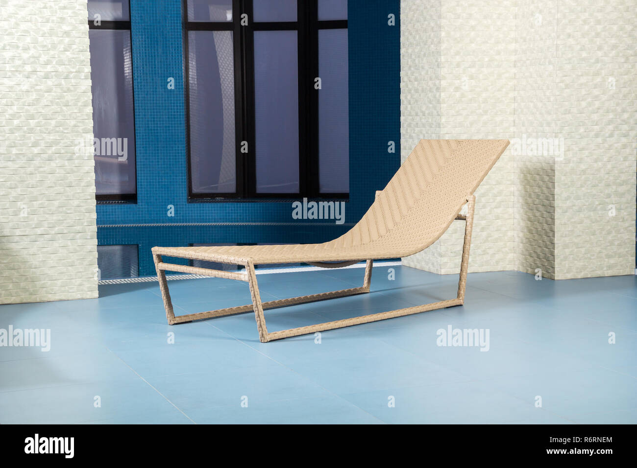 Chaise longue in piscina Foto Stock