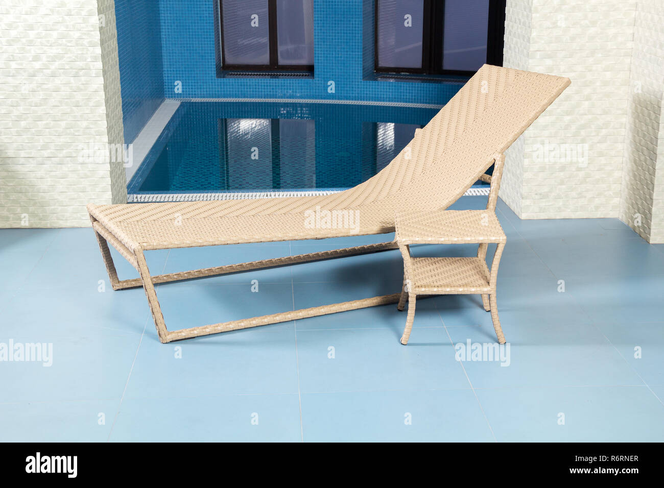Chaise longue in piscina Foto Stock