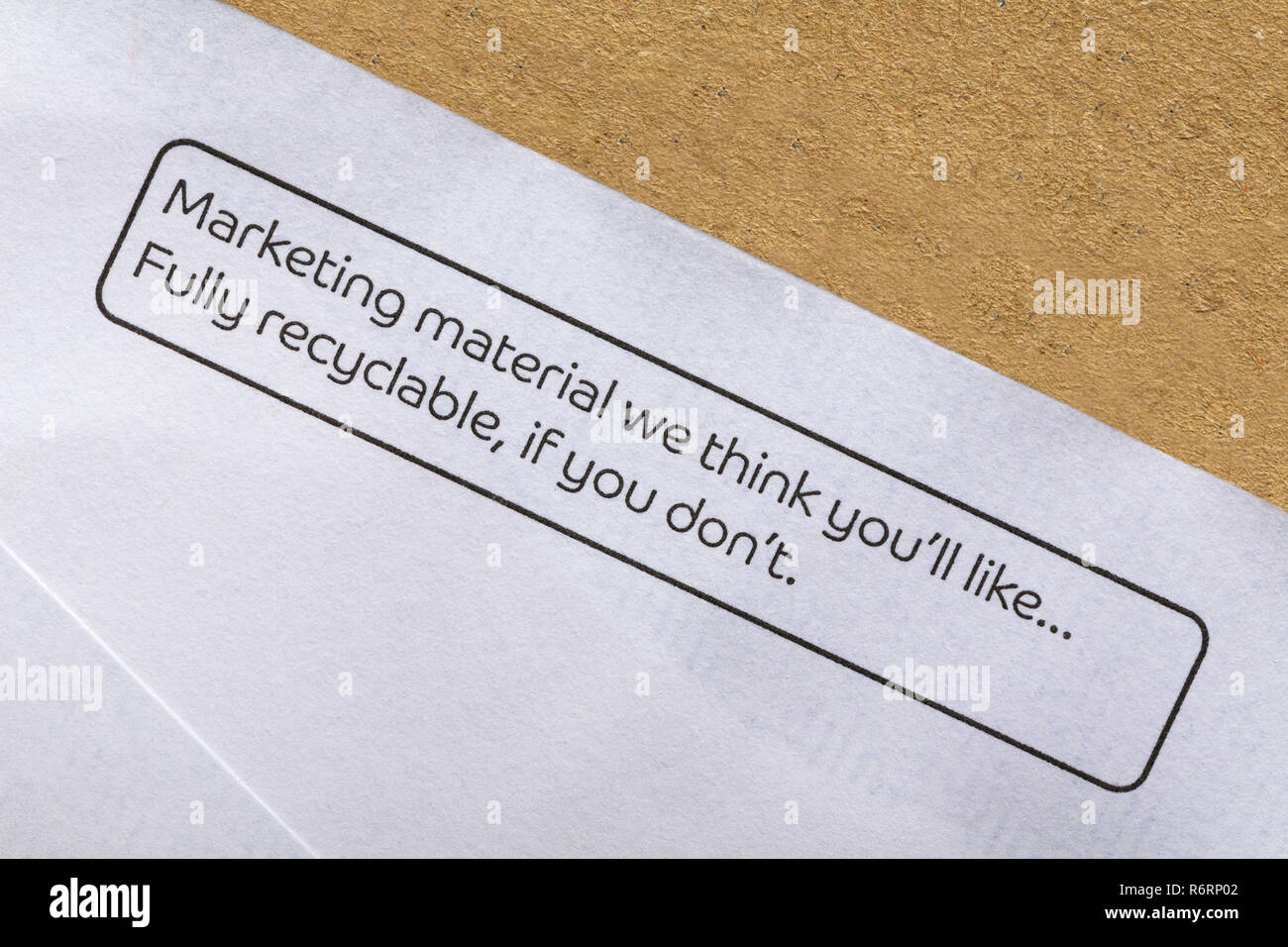 Materiale di marketing che riteniamo che ti piace...completamente riciclabile se non - informazioni sulla busta posta ricevuta nel post della campagna di marketing Foto Stock