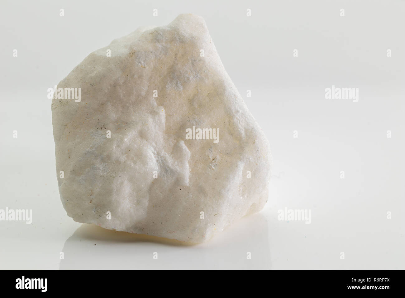 La calcite è un minerale di carbonato e più stabile polimorfo di carbonato  di calcio, dal vulcano Vesuvio, isolata su uno sfondo bianco, Napoli, Ital  Foto stock - Alamy