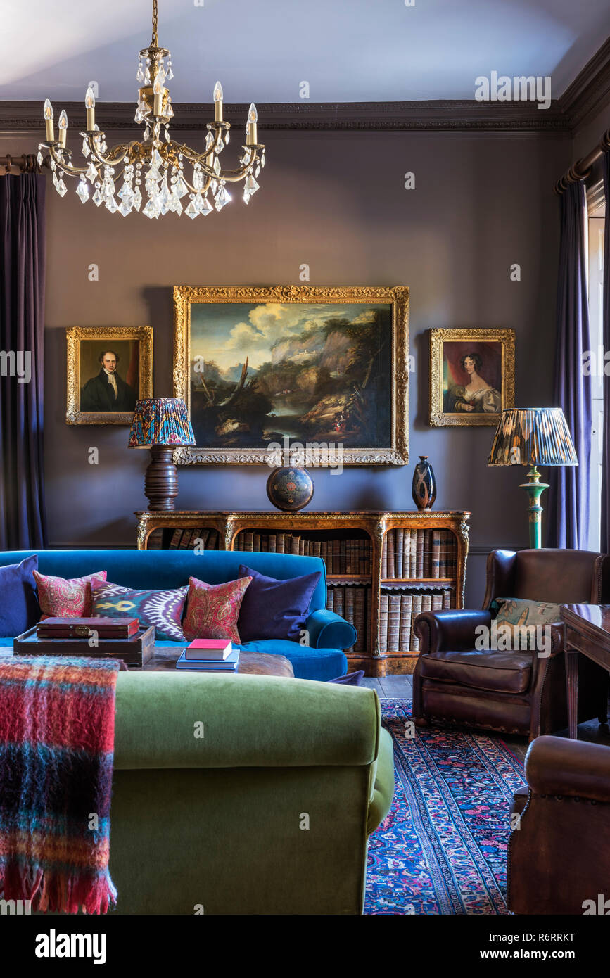 Poltrone in pelle e lampadario in vetro nella biblioteca del xviii secolo Goodnestone mansion Foto Stock
