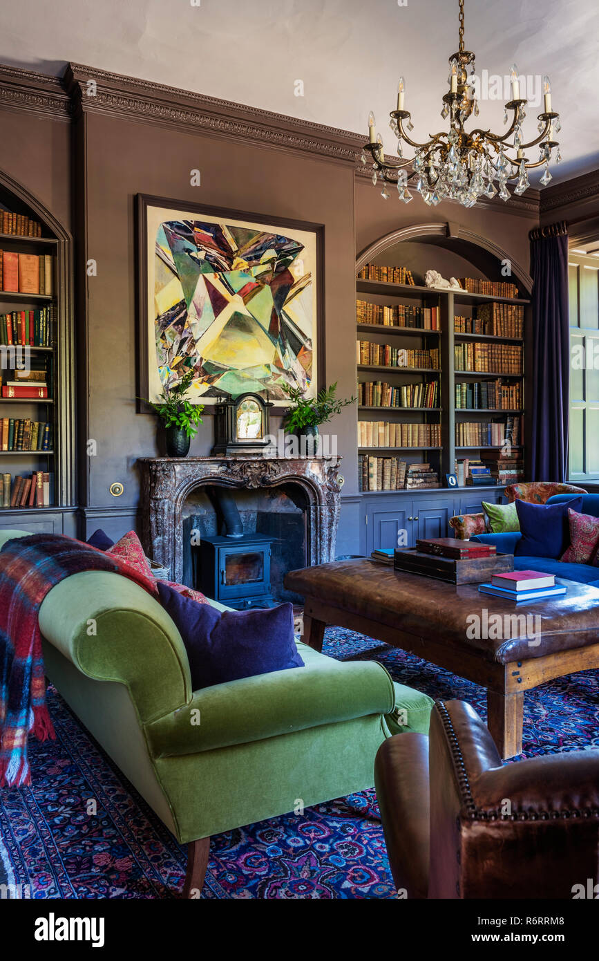 Opere di arte moderna al di sopra di camino in marmo con librerie incassate nel XVIII secolo Goodnestone mansion Foto Stock