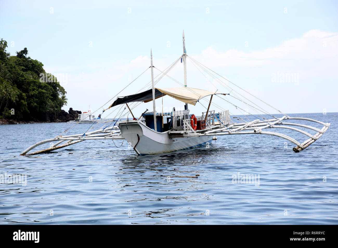 Outrigger battello al largo della costa della isola panaon Foto Stock
