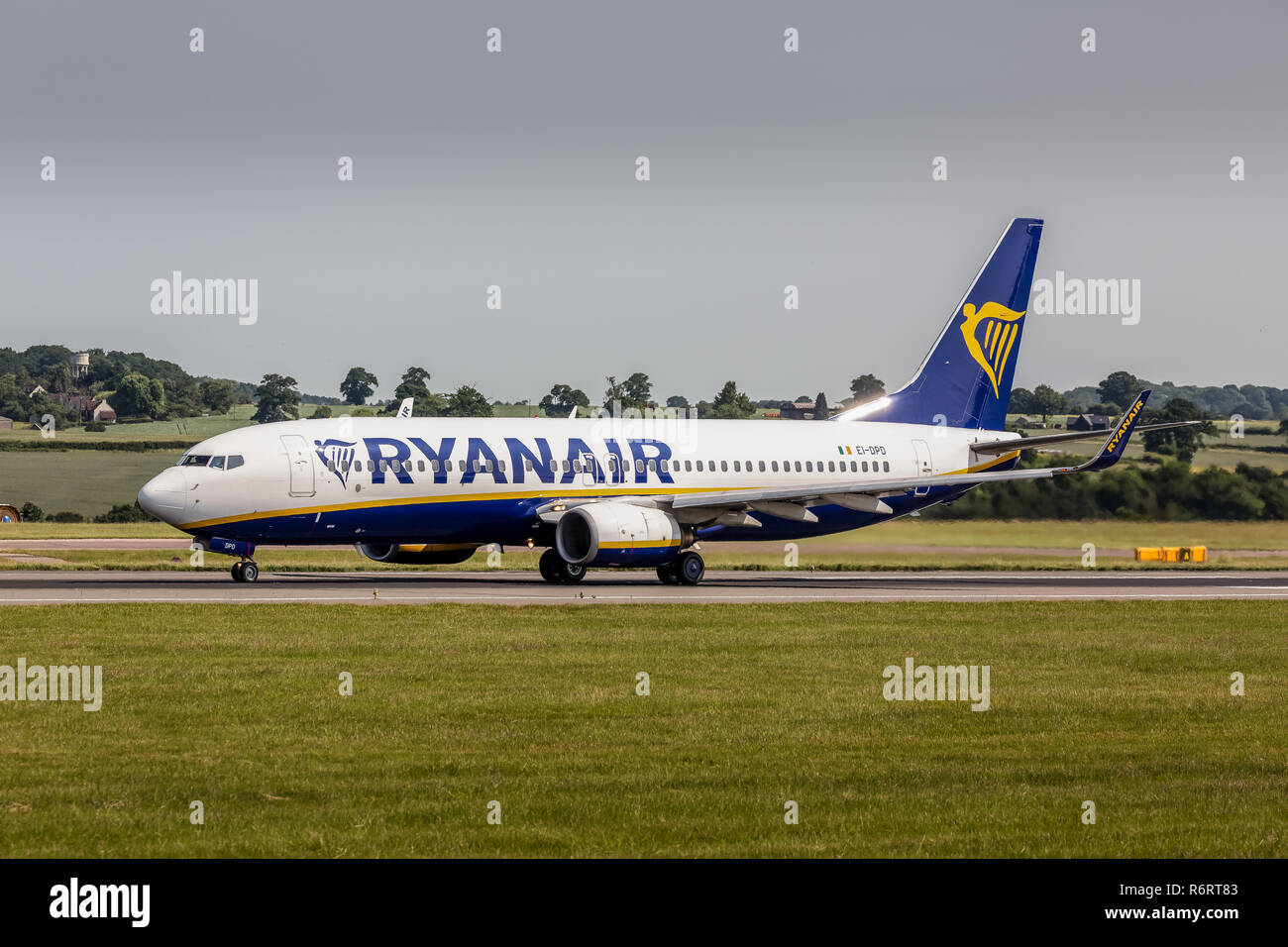 A Ryanair Boeing 737-8come aereo di linea, registrazione EI-DPD, decollo dall'Aeroporto London Luton in Inghilterra. Foto Stock