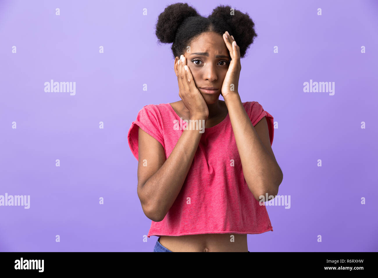 Foto di indignato americano africano donna testina di afferraggio isolate su sfondo viola Foto Stock