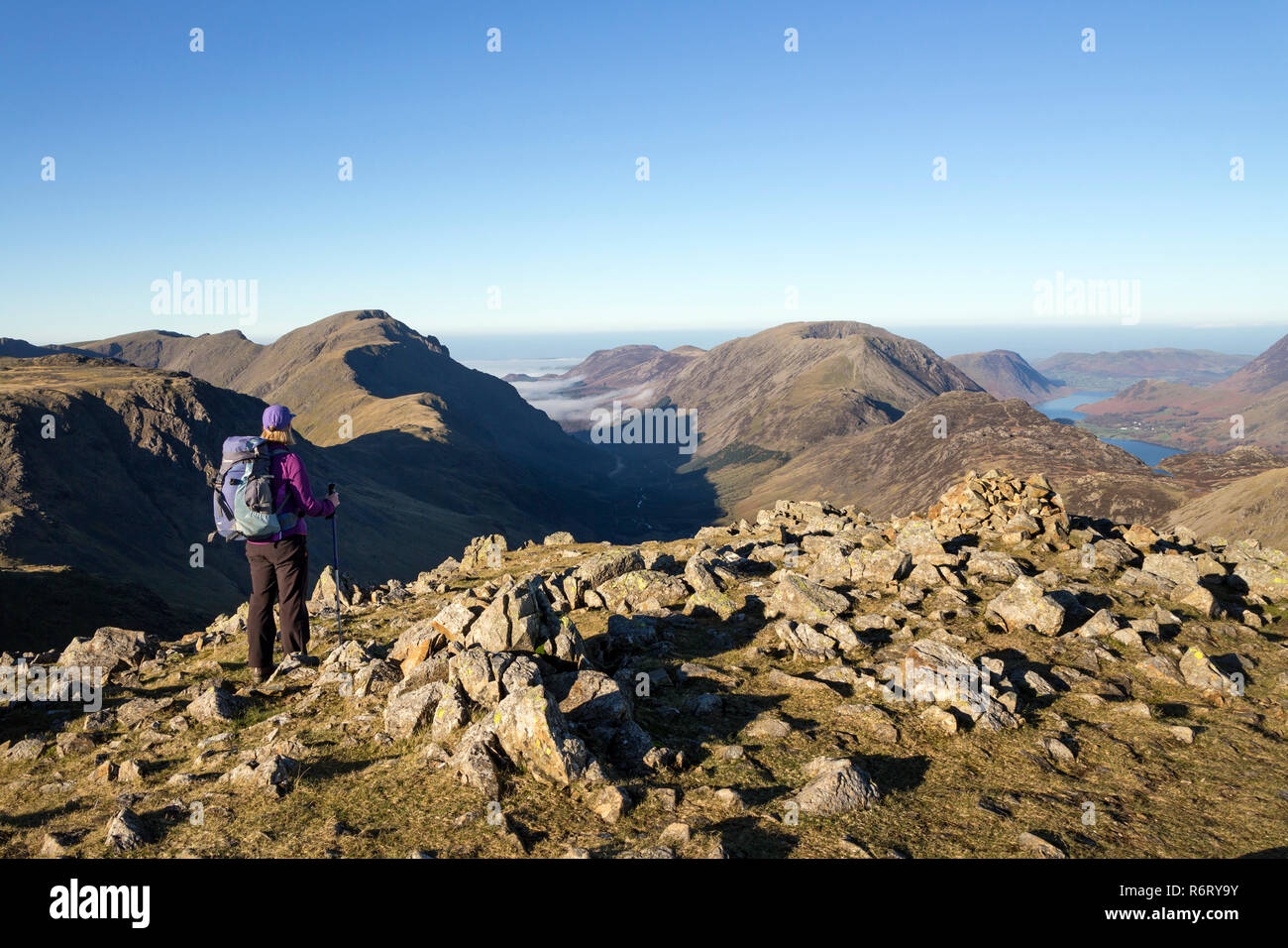 Walker sul vertice del timpano verde con vista ovest su Ennerdale e Buttermere, Lake District, Cumbria, Regno Unito Foto Stock