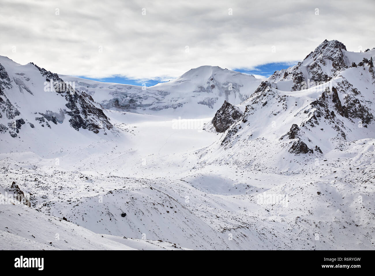 Alte montagne con la neve e il ghiacciaio al Zaili Alatay gamma in Almaty, Kazakhstan Foto Stock