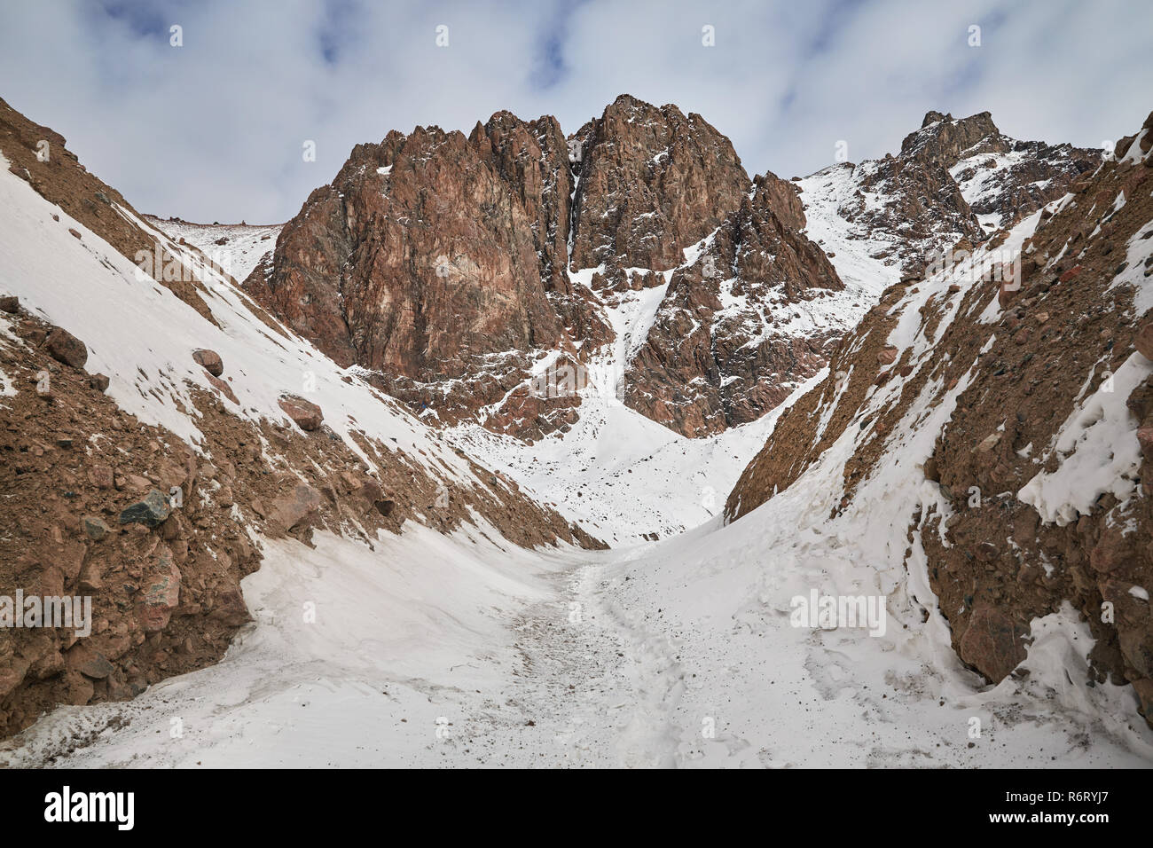 Alta montagna rocciosa con neve a Zaili Alatay gamma in Almaty, Kazakhstan Foto Stock