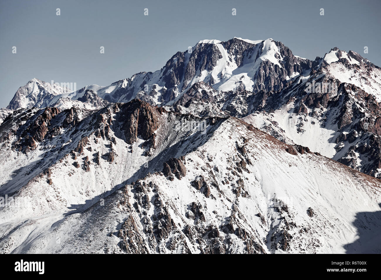 Alte montagne con la neve e picco di Talgar nel nord del Tien Shan, Kazakistan Foto Stock